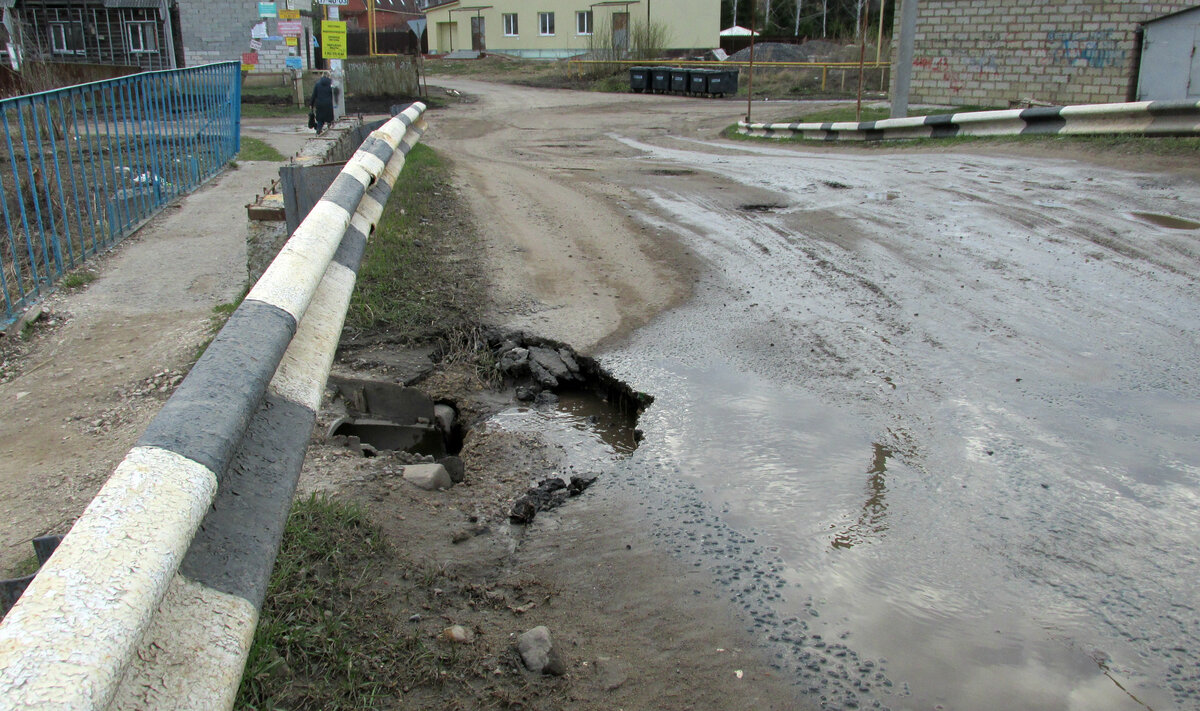 Яма на мосту через Блохинский ручей с каждом годом становится все больше.И теперь уже опасна не только для техники ,но и для жизни. Наверное ждут,когда рухнет очередной мост.Да и вся проезжая часть как в фильме про катастрофы. Особенно проезжая часть по дороге вдоль ручья со стороны Берсеневки.Там сейчас такие "овраги" на дороге,что даже внедорожники стараются не попадать в них. А властям нет дела до этого места ,хоть все это находится в черте города.