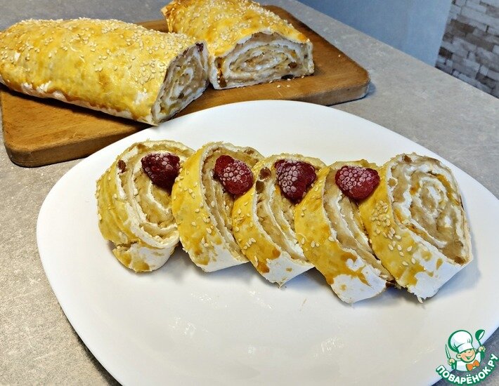 Рулет из лаваша с начинкой из творога и яблок с изюмом. К чаю на скорую руку. Начинку можно менять и готовить хоть каждый день.