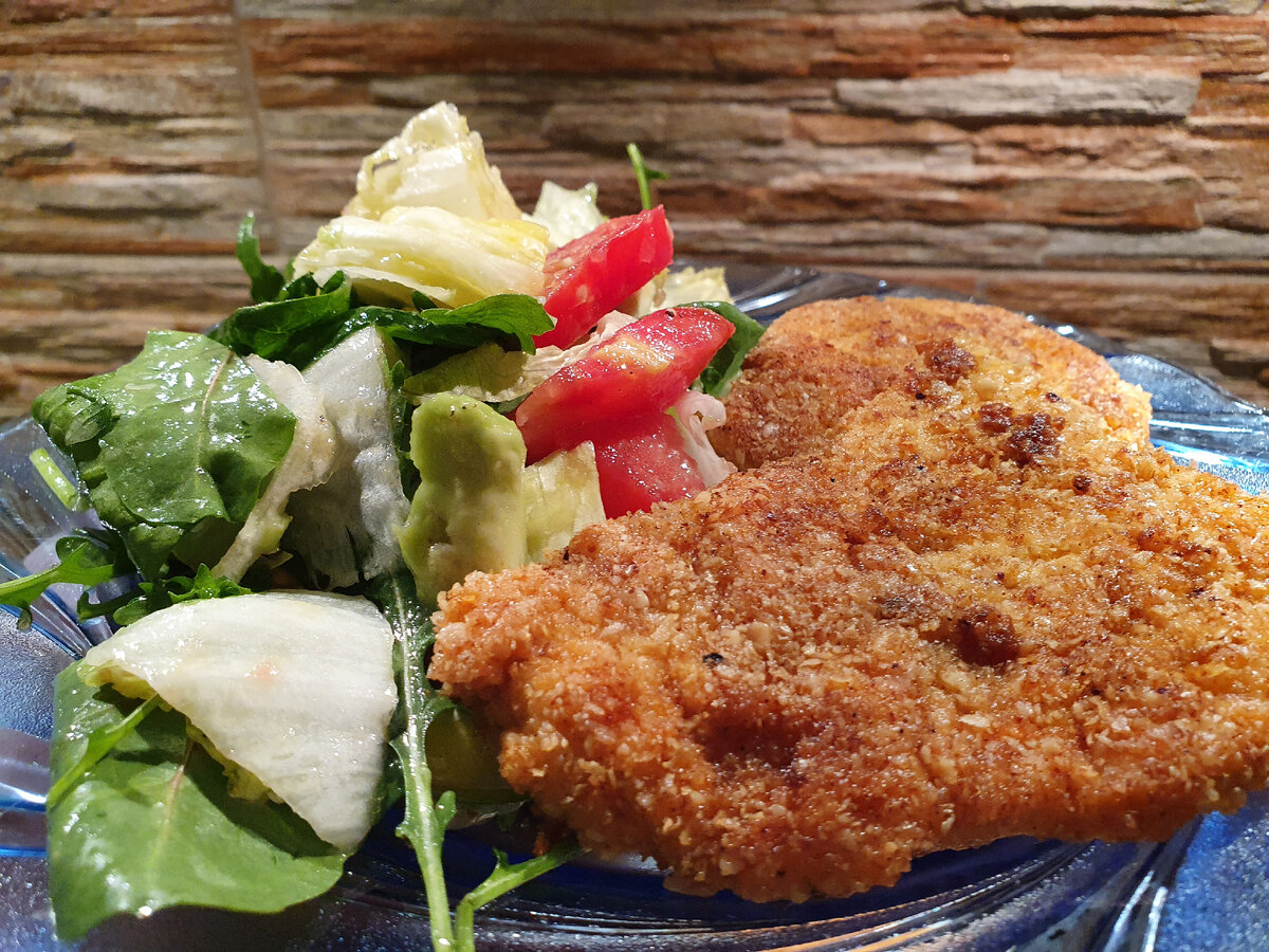 Ужин в тарелке дочки