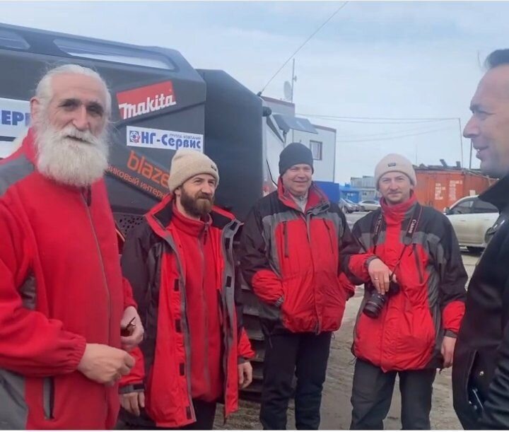 КОМАНДА ПУТЕШЕСТВЕННИКА ВЛАДИМИРА ЧУКОВА И ОН САМ (СЛЕВА). ФОТО: INSTAGRAM VORONOV__AV