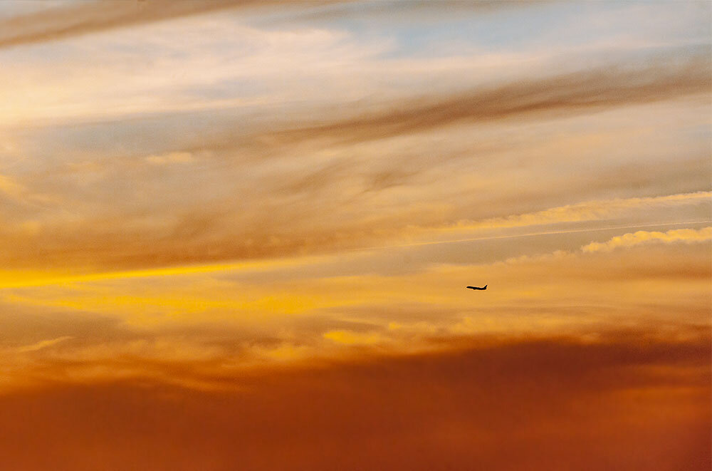 Почти Марс :) Самолет AzurAir летит в Анапу., на следующем фото покажем как выглядит эта местность в ясную погоду