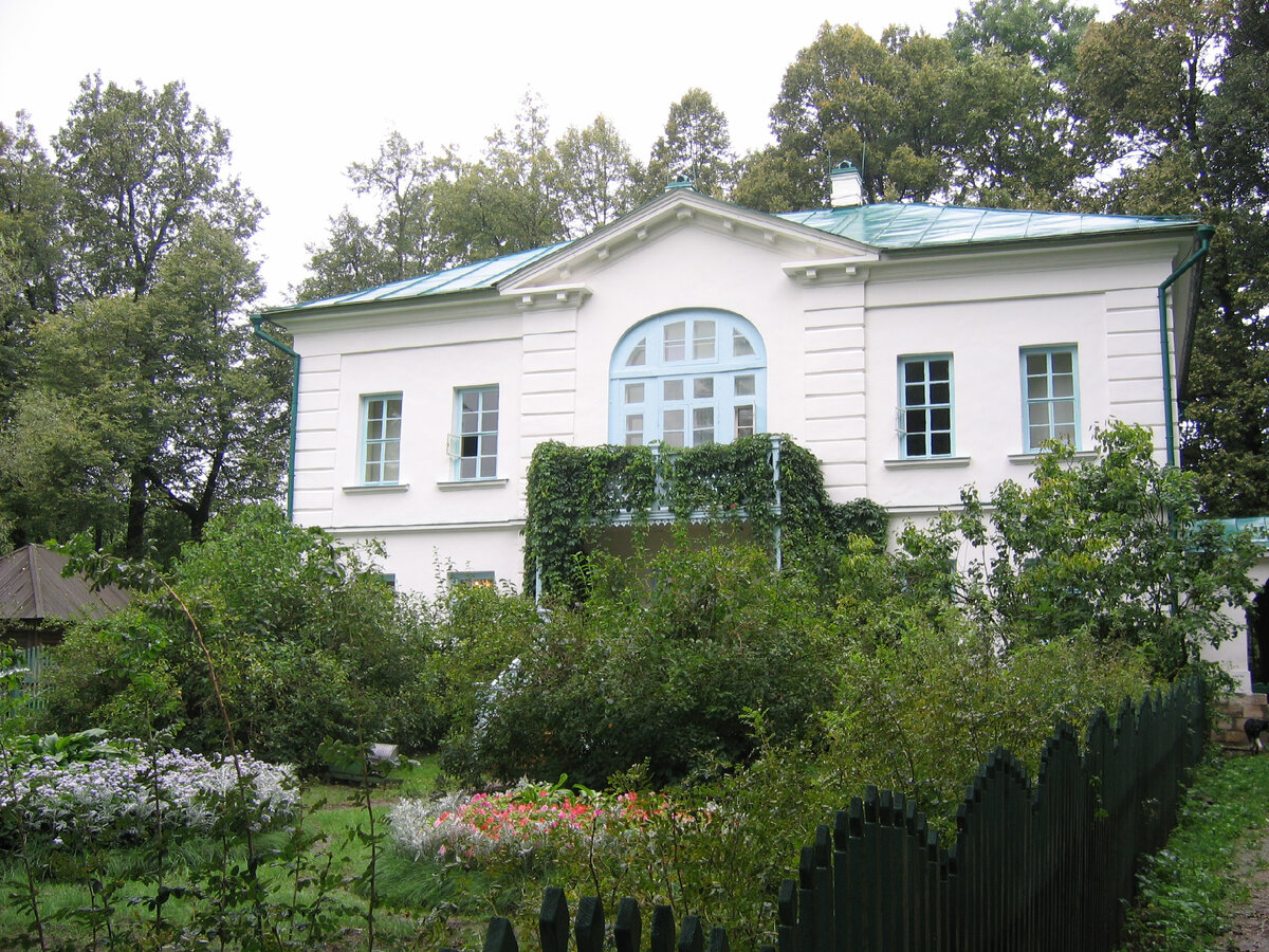 Усадьба Ясная Поляна, флигель Дома-музея Л.Н. Толстого, в котором тоже находится музей. Фото автора.