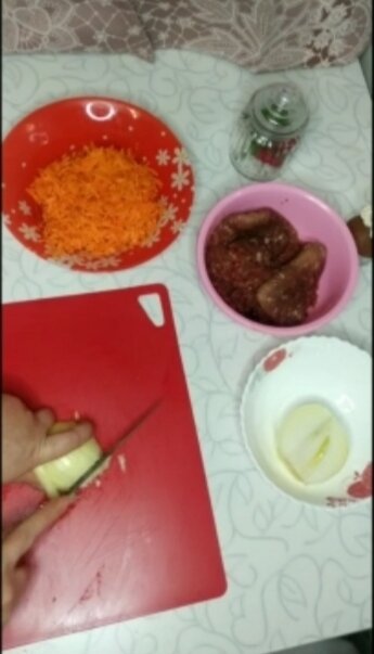 Лук режем мелким кубиком