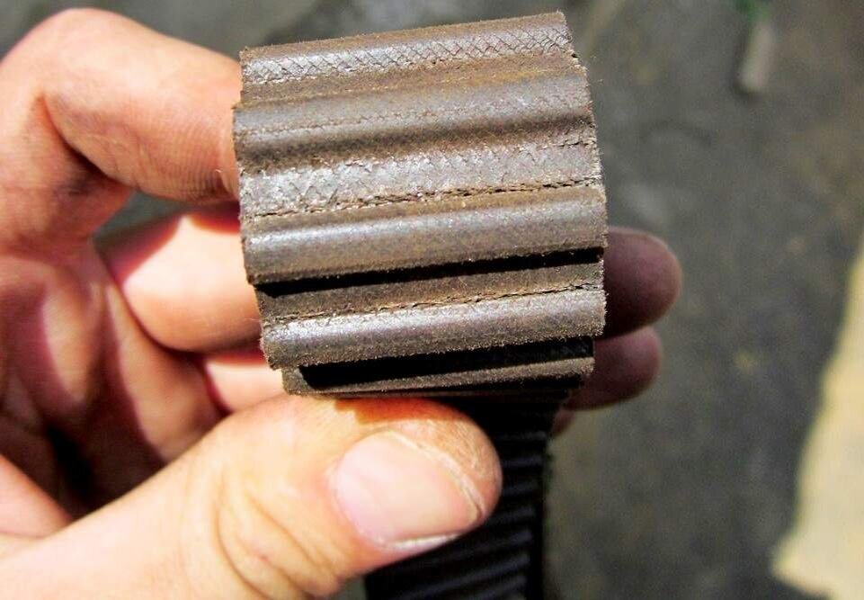 Износ зубьев и трещины ремня ГРМ