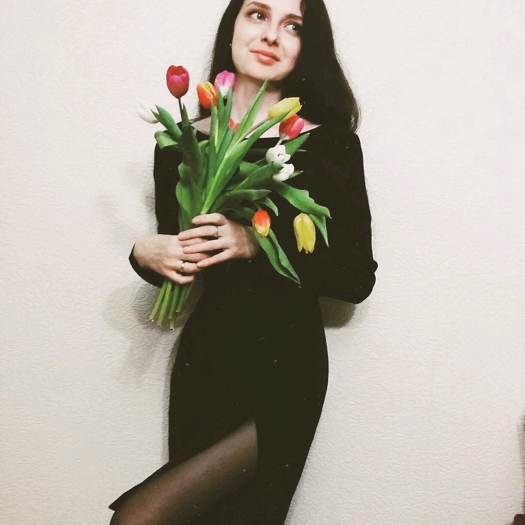 С черными колготками проще, однако нельзя сказать, что они являются универсальными 