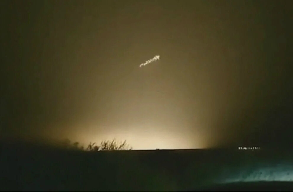 спутники старлинк в ночном небе. что движется в небе ночью. небо в движении лето. старлинк илона маска на небе. светящиеся огоньки в небе.