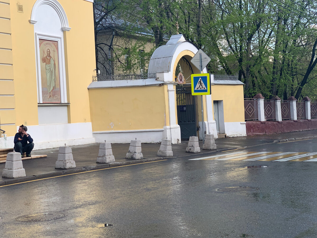 Попрошайка у храма в Москве.