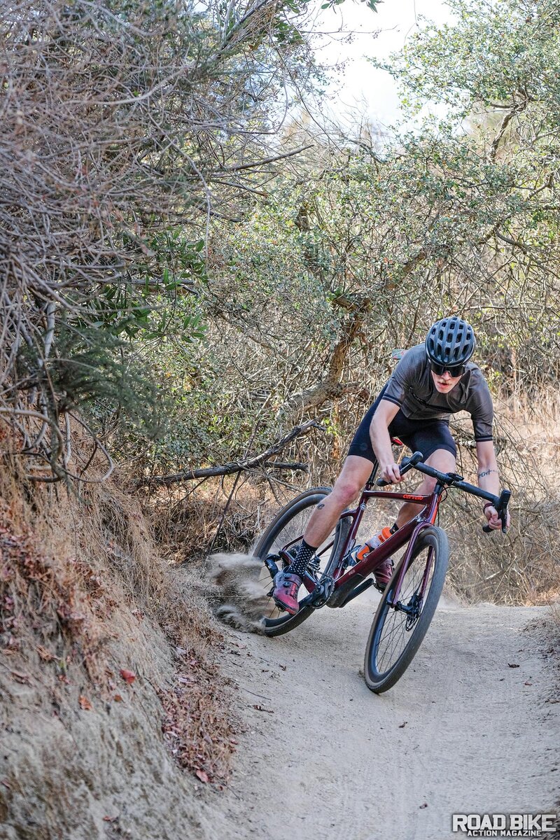 Помните, что объем покрышки диктует давление больше, чем вес райдера, и независимо от того, есть ли у вас камера или нет. Гравийный велосипед с большим объемом воздуха в покрышках будет иметь значительно меньшее давление, чем на шоссейном велосипеде.