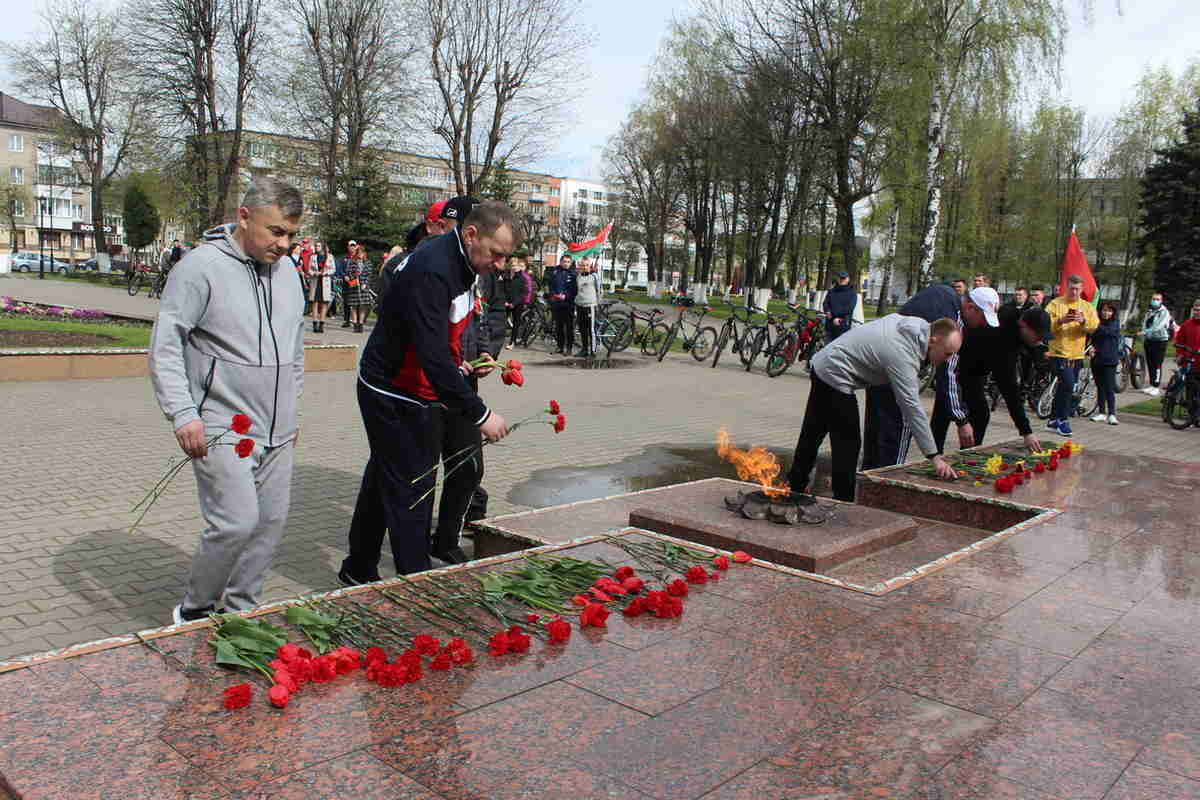 Проехали 10 километров и посадили 80 деревьев. Велопробег ко Дню Победы  прошел в Борисове | Минская правда | МЛЫН.BY | Дзен