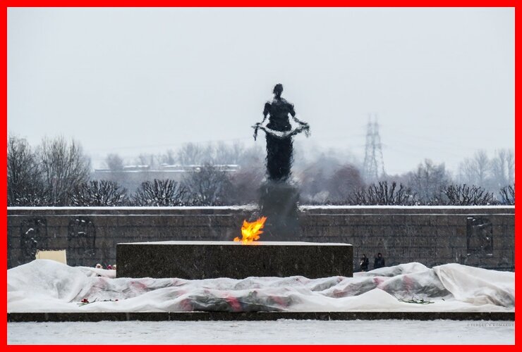 вечный огонь и монумент Пискаревского мемориального кладбища в Санкт Петербурге