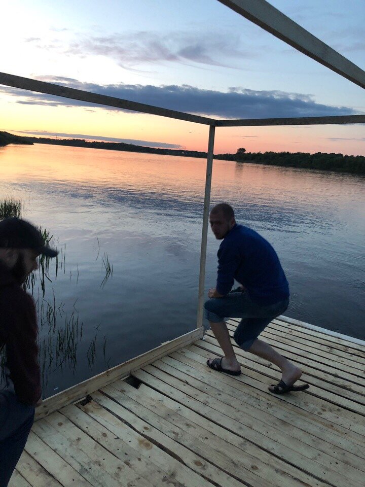 Отдых на палубе незадолго до старта. В тот вечер мы оснастили плот тентом, который, как показали дальнейшие события, был далеко не лишним...