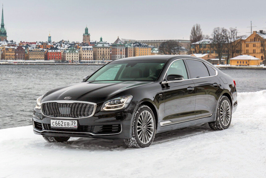 Возьмем, к примеру, новую KIA K900, которая является одноклассницей S-класса и BMW-7 серии. Вы смотрите на огромный седан с большими колесами и крутыми фарами, все круто, но есть одна очень маленькая деталь, которая рушит ваше представление о том, что это премиум (Фото взято из Google)