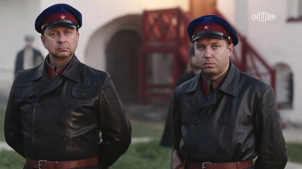 Чекисты недоумевают. "Красиво идут. Интеллигенция".
