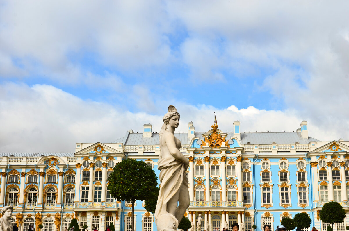 Скульптура Амфитриты в парке дворца