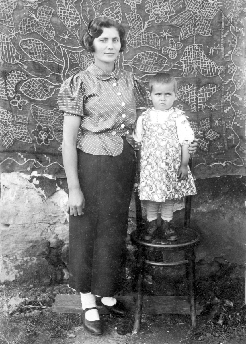 Мама с моей старшей сестрой Валей