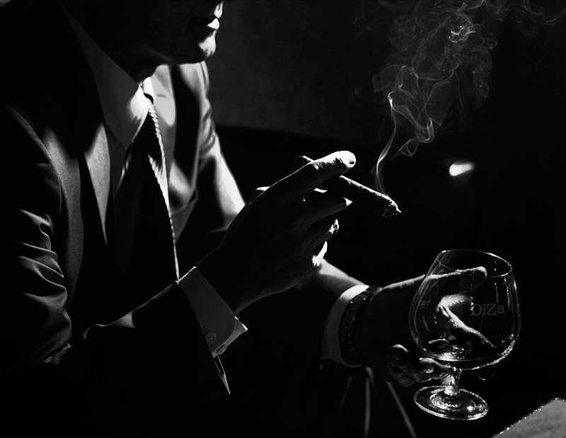 Мужчина с сигарой и виски. Парень с бокалом виски. Мужчина с бокалом виски. Парень с бокалом. Одинокий мужчина не курит не пьет