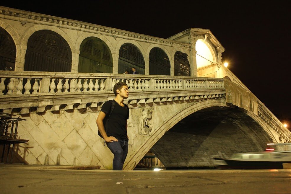 Катер мчится под мостом. 