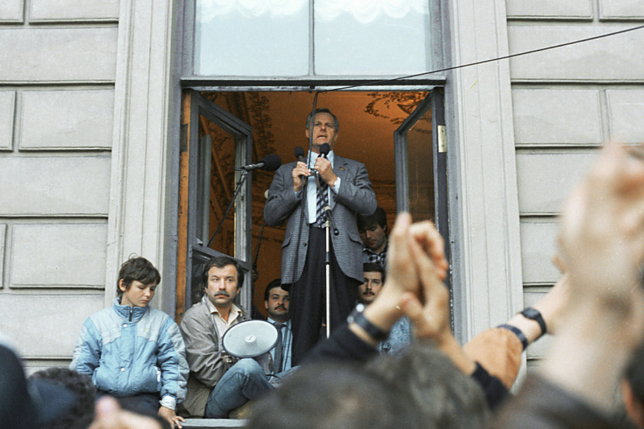 Из всех глав города на Неве постсоветского времени только Анатолий Собчак (в окне) ушёл со своего поста после полного истечения первого срока.Фото: Усманов/РИА Новости