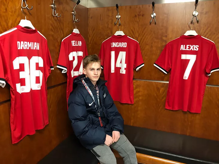 Сергей Пиняев в раздевалке «Манчестер Юнайтед» на стадионе «Олд Траффорд»