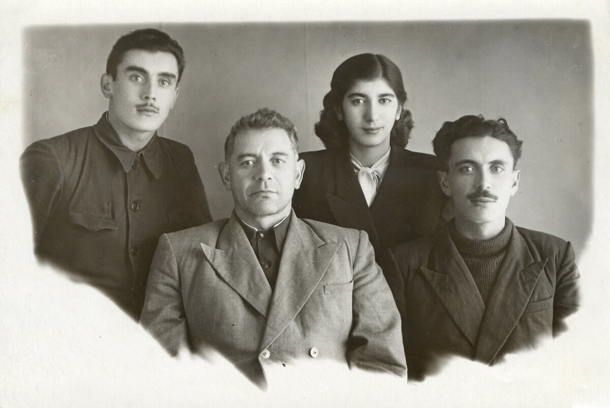 С братом Маисом отцом и сестрой Розой. Фото из семейного архива Фармана Салманова