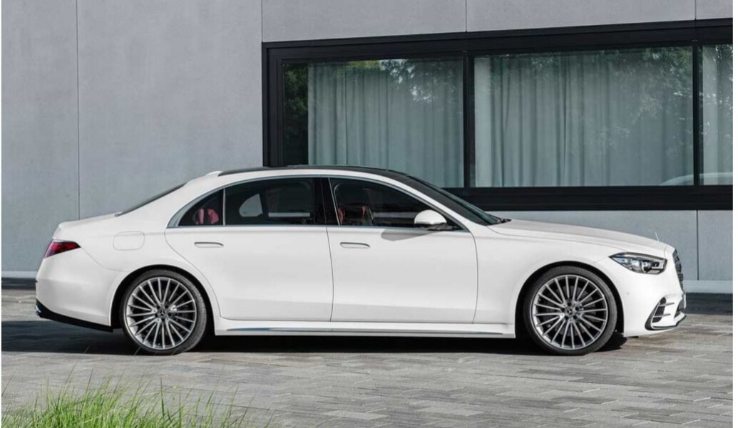 Команда дизайнеров под руководством Гордона Вагенера не стала кардинально менять внешность Mercedes-Benz S-Class W223, поэтому четырехдверка в новом кузове осталась узнаваема, хотя и получила целый ряд точечных корректировок. Спереди новый Мерседес S-класса 2021 можно отличить от предшественника по более острогранным фарам и иному бамперу с широким центральным воздухозаборником (без отдельных боковых секций). Главным новшеством на корме модели стали горизонтально расположенные фонари (впервые в истории модели), которые здесь еще и треугольной формы. В профиль «эска» обращает на себя внимание удлиненным капотом и плавно перетекающими в плечевую линию задними стойками. Плюс автомобиль может похвастать оригинальным дизайном колес, размер которых в топовых исполнениях достигает 21 дюймов.