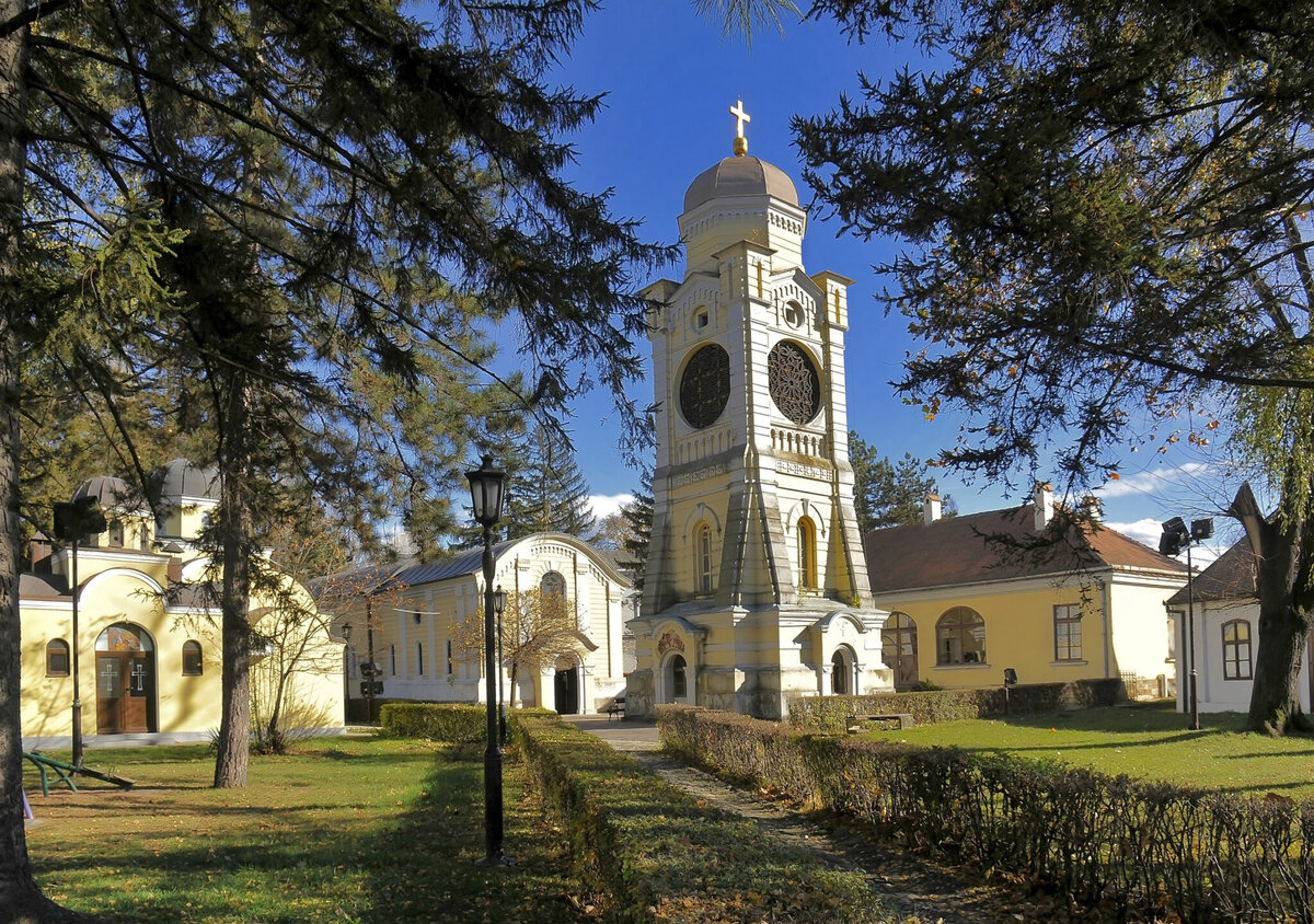 Вид на колокольню Церкви сошествия Духа Святого в Крагуеваце. 