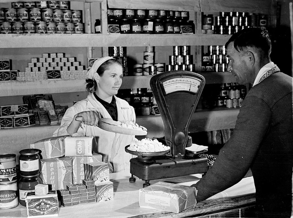 В магазине. Валентин Хухлаев, 22 августа 1959 года, Казахская ССР, Кустанайская обл., совхоз «Краснодонский», из архива Валентина Хухлаева.
