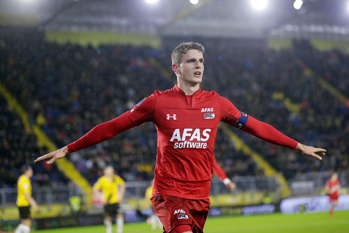 Источник: https://www.ad.nl/nederlands-voetbal/guus-til-leidt-az-naar-simpele-zege-op-armoedig-nac~aad1a278/141117142/