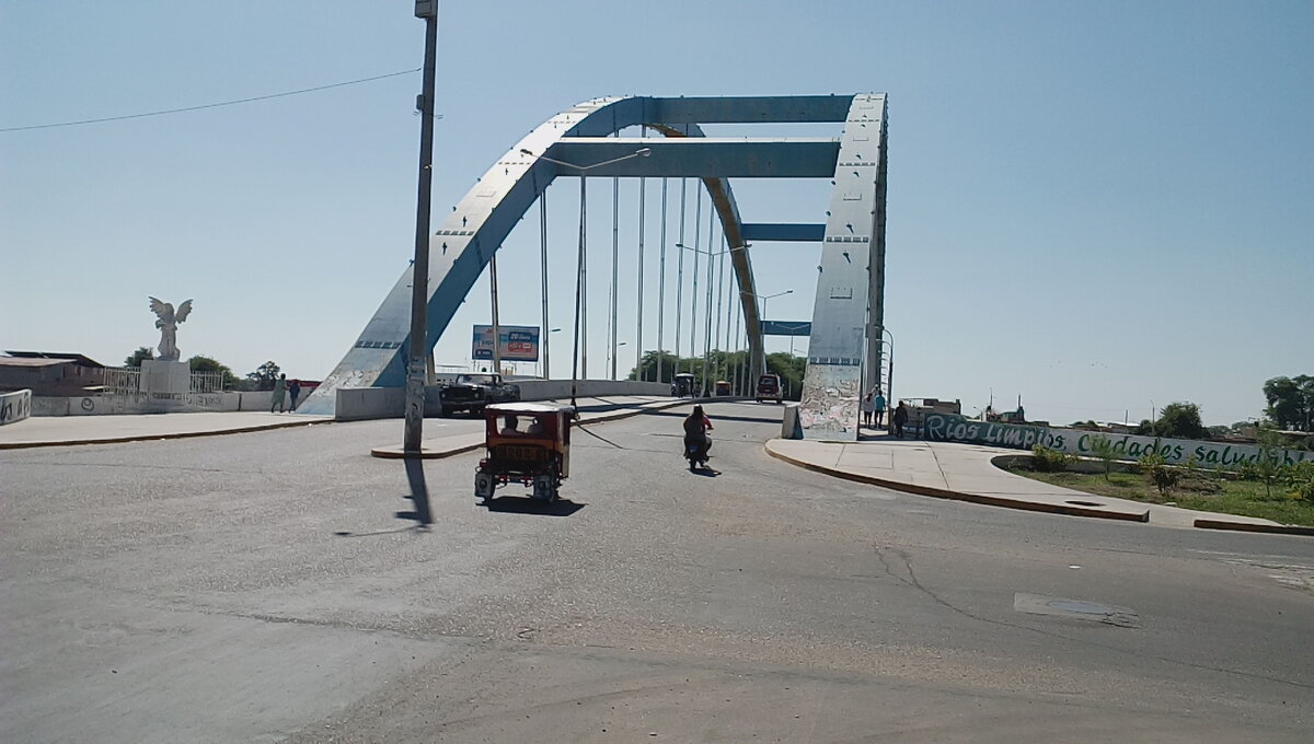 Мост через реку в городе Пиура 