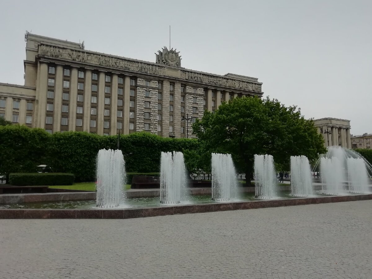 Дом советов расположен на самой большой площади Санкт-Петербурга.