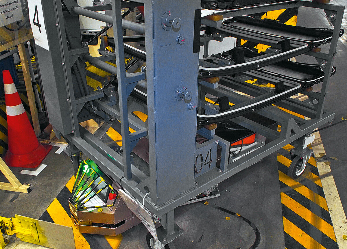 Комплектующие в цехах завода развозят роботы. 