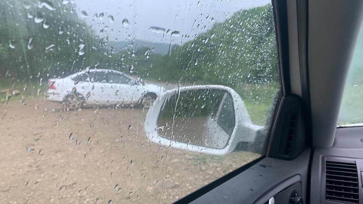 Тем временем на улице заливает пока мы сидим и ищем локации без дождя.