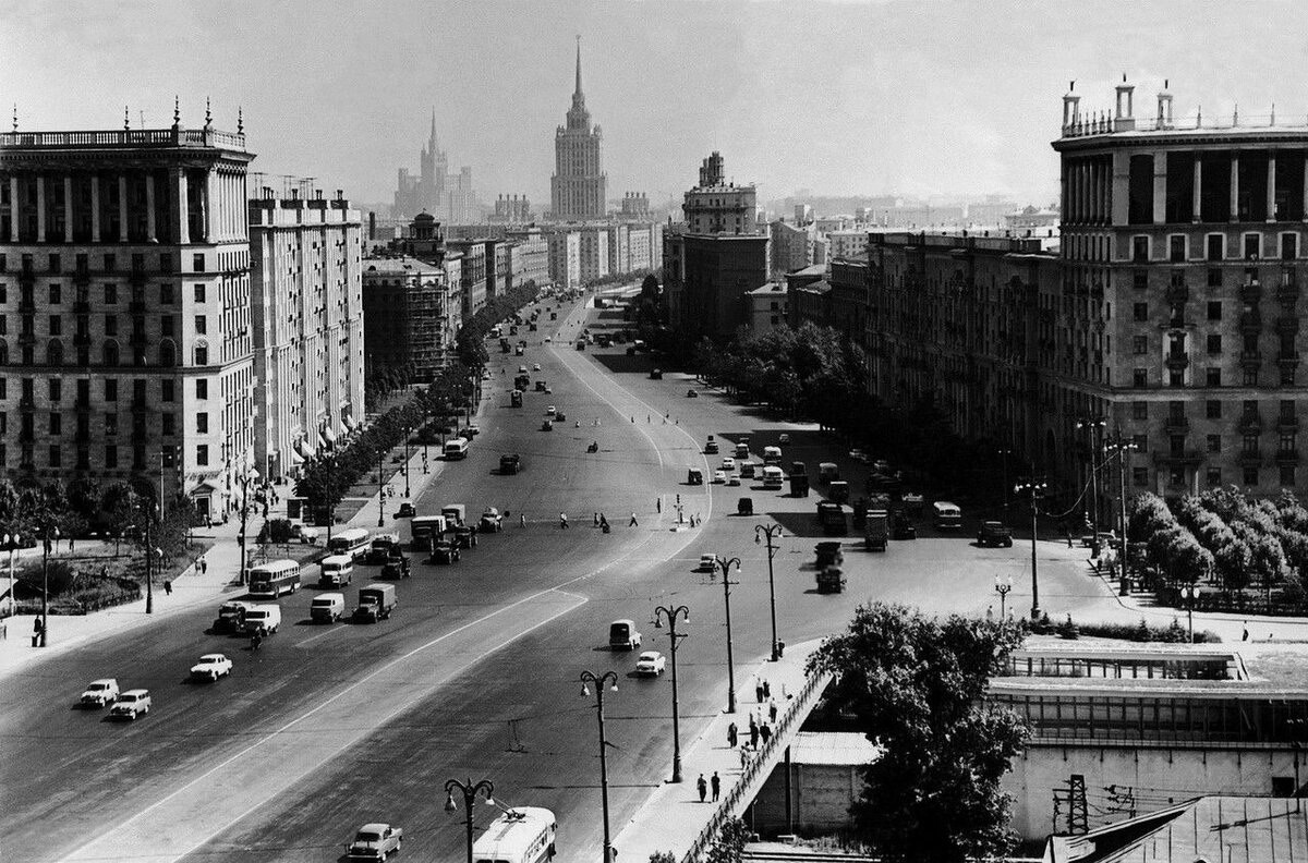 Кутузовский проспект в Москве во времена СССР (середина 1960-х)