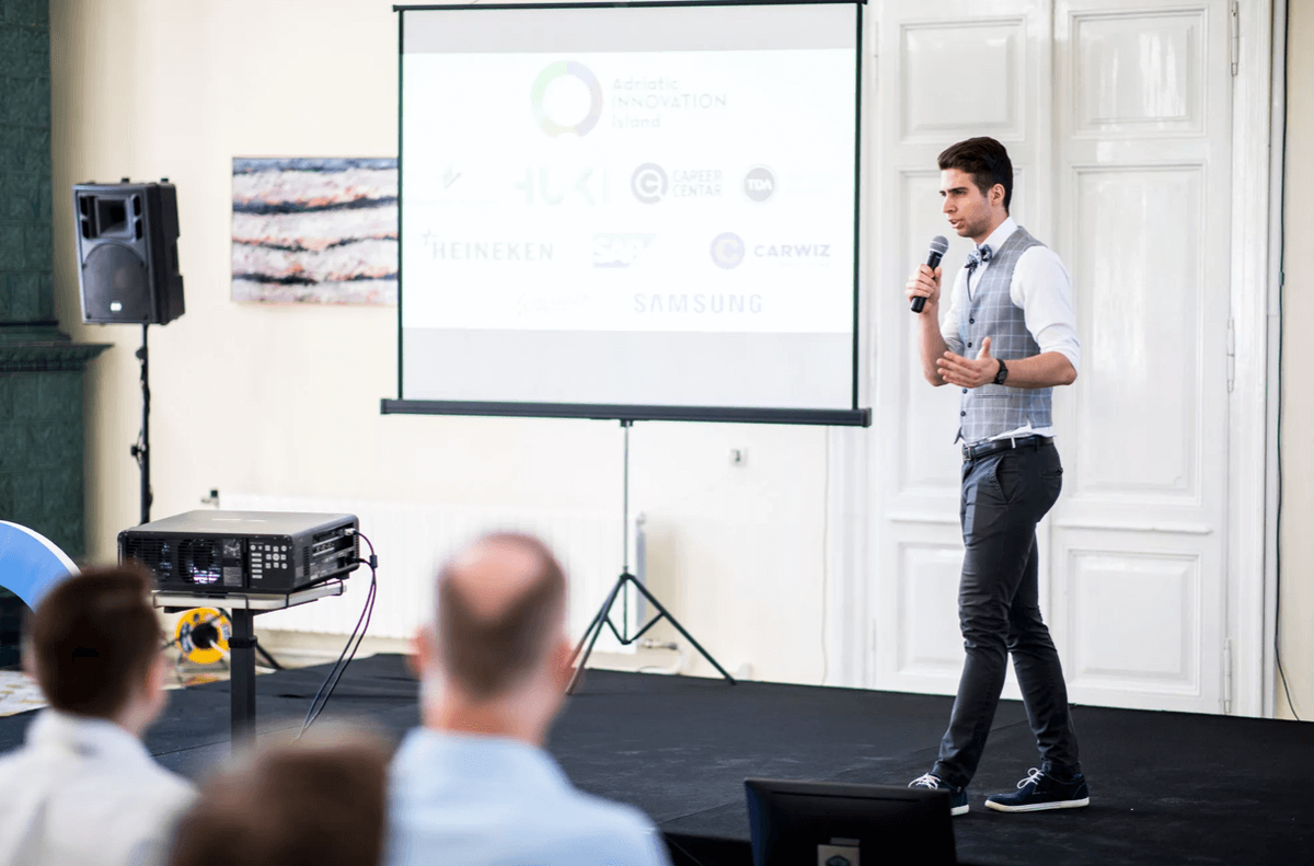 Содержание засвечено, потому что спикер не учел расположение экрана и погоду