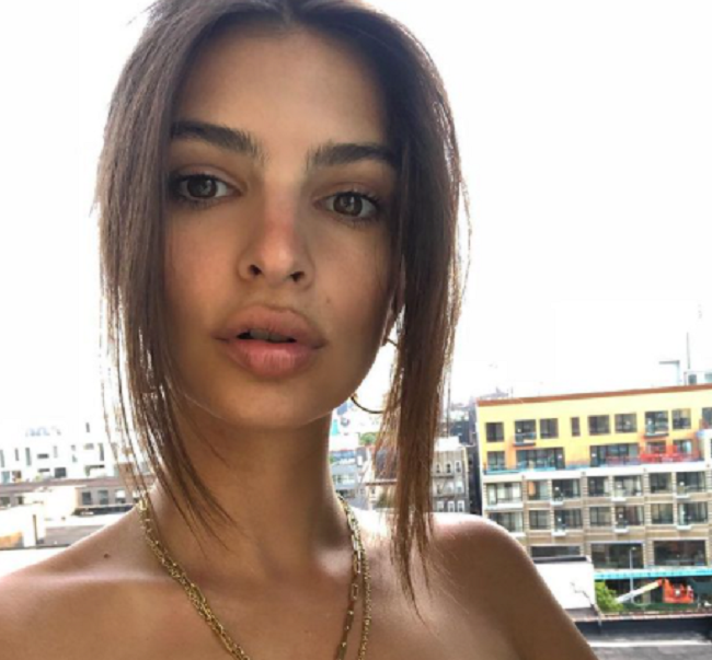 Emily Ratajkowski с румянами в стиле "поцелованная солнцем"