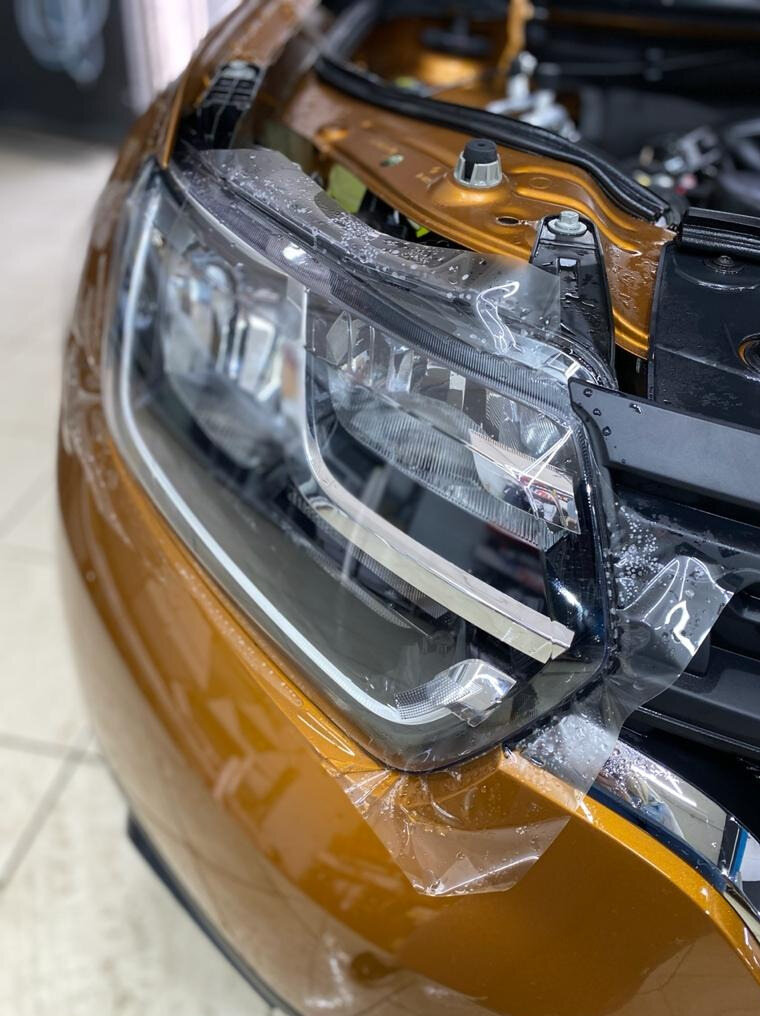 Кстати, фары лучше сразу забронировать. У нового Duster очень нежный пластик