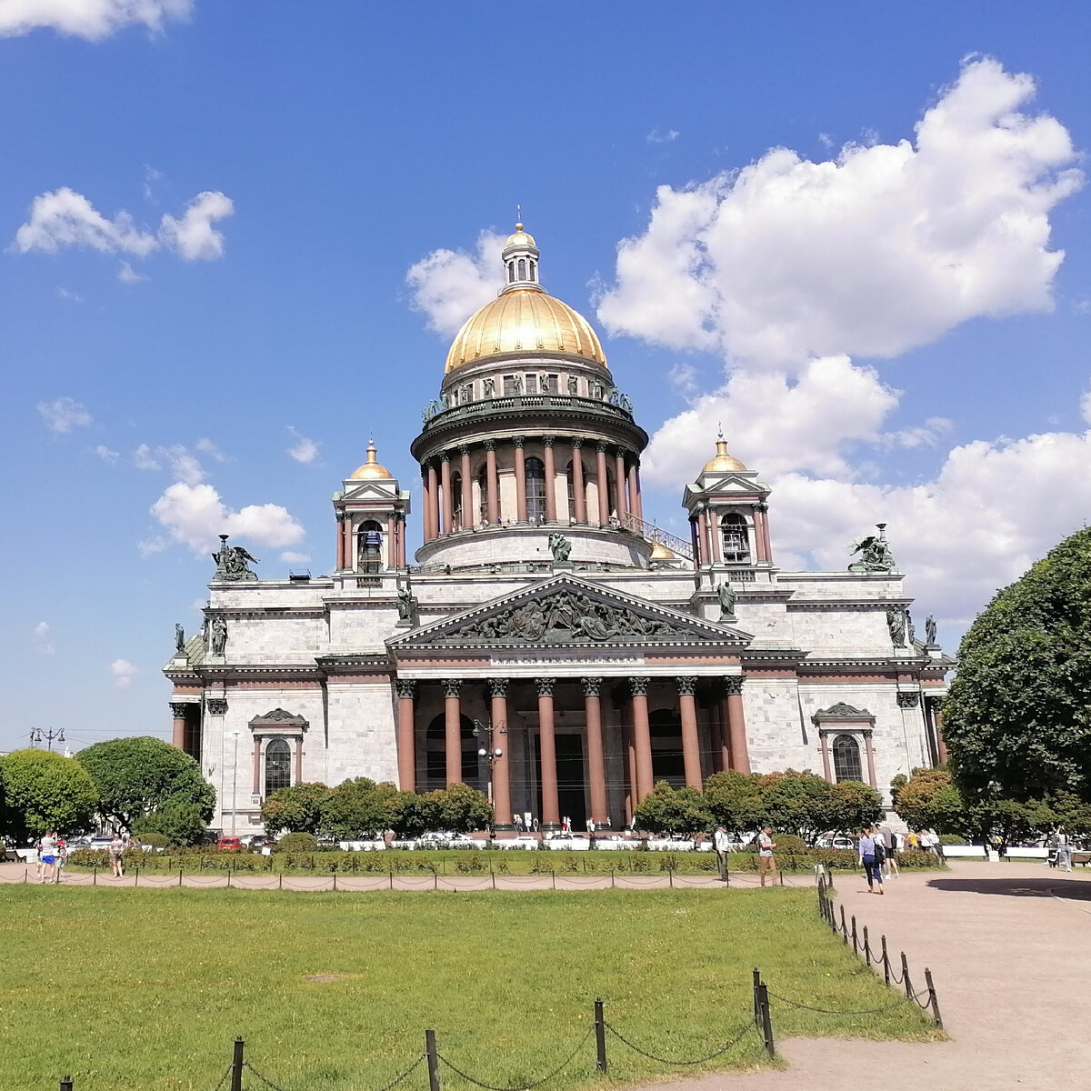 Исаакиевский собор - один из символов Санкт-Петербурга
