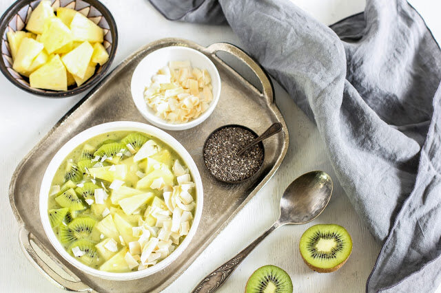 Этот вариант уже привычного нам смузи отлично подходит для завтрака. Он получается немного гуще обычного и дополняется ломтиками фруктов, ягодами, любимыми орехами и злаками. Рецепт максимально прост, но это совсем не умаляет его достоинств. Особенно в середине зимы, когда нашему организму так нужна витаминная поддержка. Да и кто не любит свежие ароматные фрукты? А еще, не обязательно четко следовать указаниям: заменяйте ингредиенты на ваши любимые, экпериментируйте с пропорциями и – вкусного вам завтрака и доброго утра!