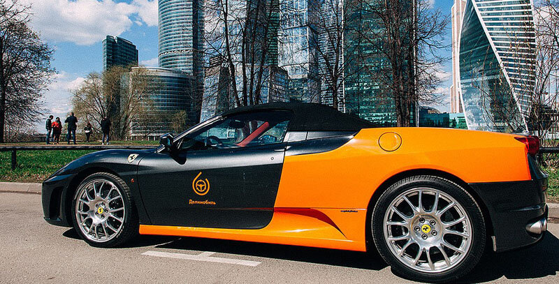 В Москве уже ездить на такси или каршеринге на самом деле стало выгоднее, чем на авто. Фото: Ferrari каршеринга Делимобиль | delimobil.ru