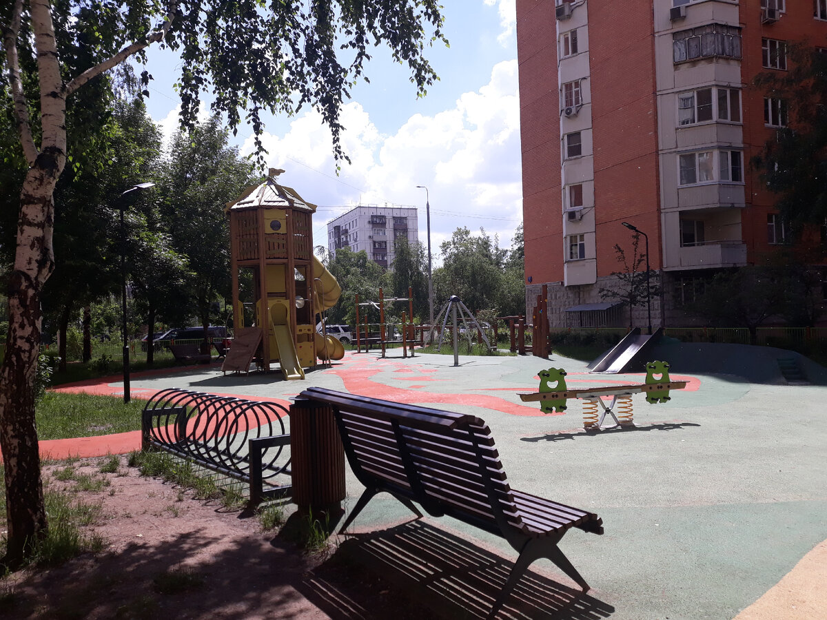 Во дворе. Листайте