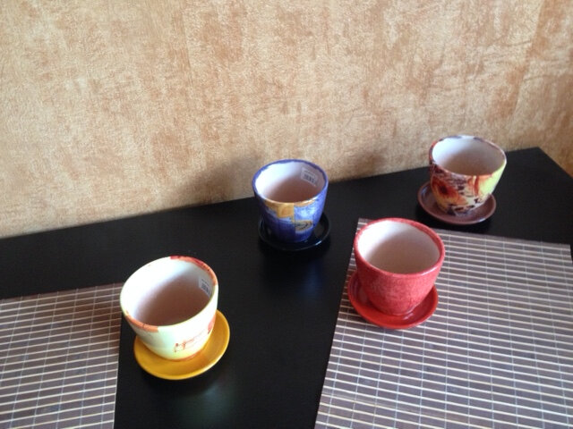 Это не чашечки для кофе, которые обычно любят покупать приличные женщины. Это горшки для лютиков-цветочков.