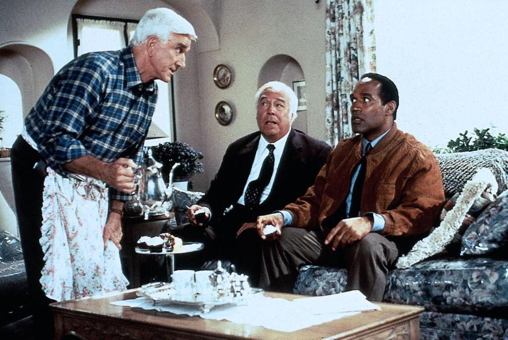 О. Джей Симпсон умел нравиться людям. Это умение вместе с яркой спортивной карьерой легко обеспечило ему роскошную жизнь - Кадр из фильма "Голый пистолет 33 ⅓: Последний выпад", 1994 г.