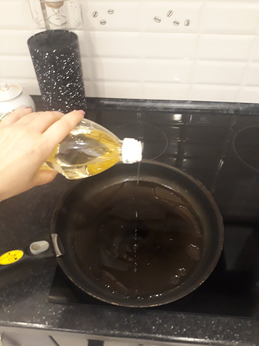 Масла наливаем не много