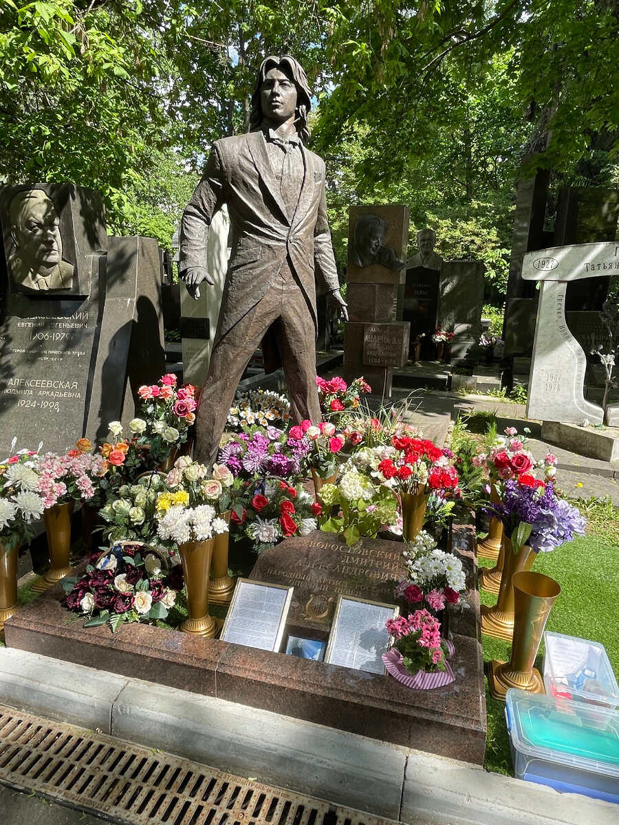 Скульптура на могиле Д.А. Хворостовского на Новодевичьем кладбище Москвы.