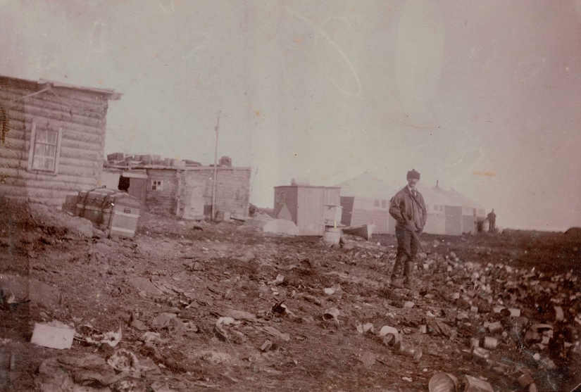 Джексон на фоне своих построек на мысе Флора. Фото 1896 года. На фотографии видно, что уже тогда свалка была приличной. А ведь в 1904 году здесь две недели прожила американская полярная экспедиция Циглера