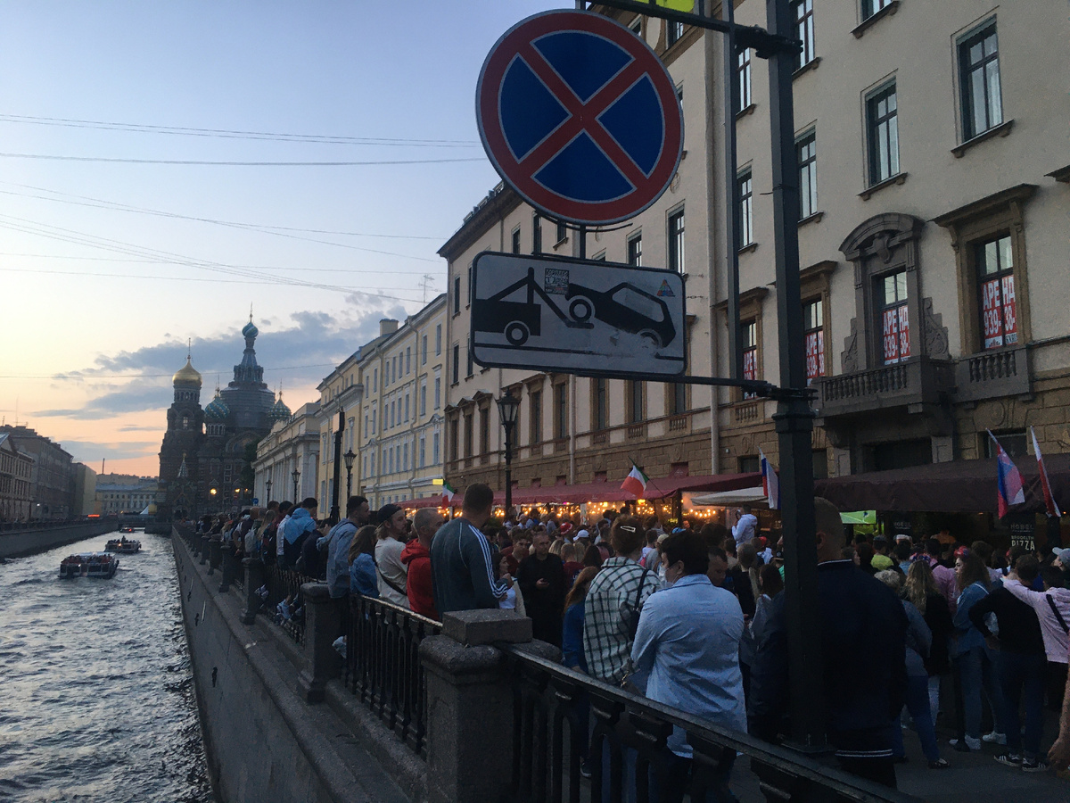 Очередь тянулась до самого храма