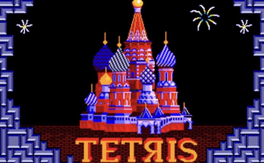 Игра «Тетрис» была создана в 1984 году компьютерным инженером Алексеем Пажитновым, также запускалась с изображения знаменитых куполов