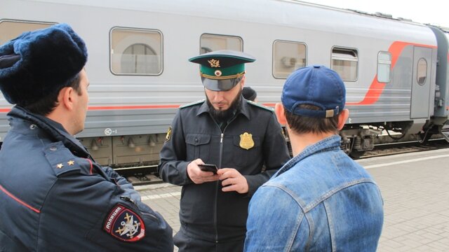 Вокзал назрань. Таможенник на вокзале. Железнодорожный вокзал Грозный. Железная дорога милиция. Полиция на ЖД вокзале.