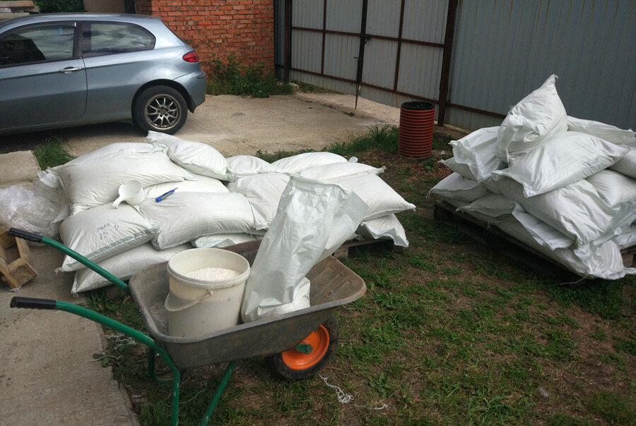 Часть мешков уже засыпано