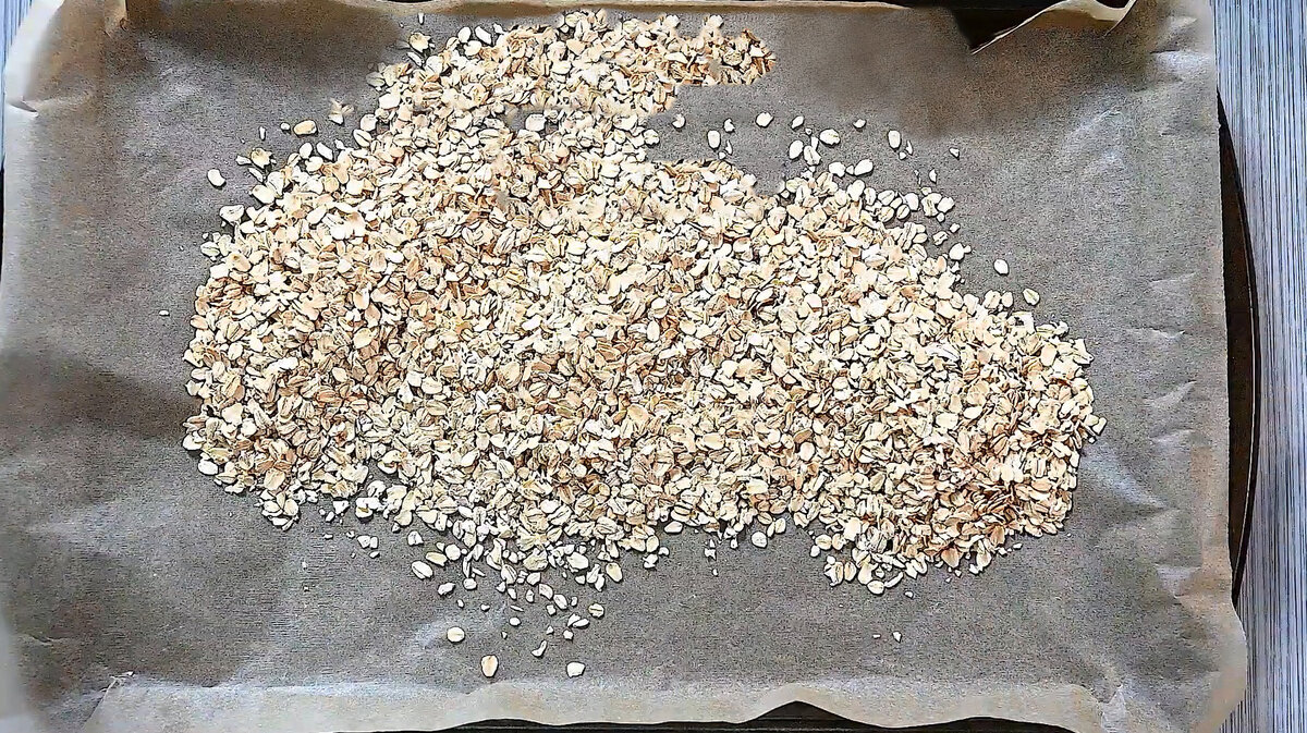 Начнем приготовления хрустящей смеси с овсяных хлопьев  Фото: cooktoria.com